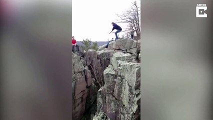 Il saute un ravin et passe tout prêt du drame
