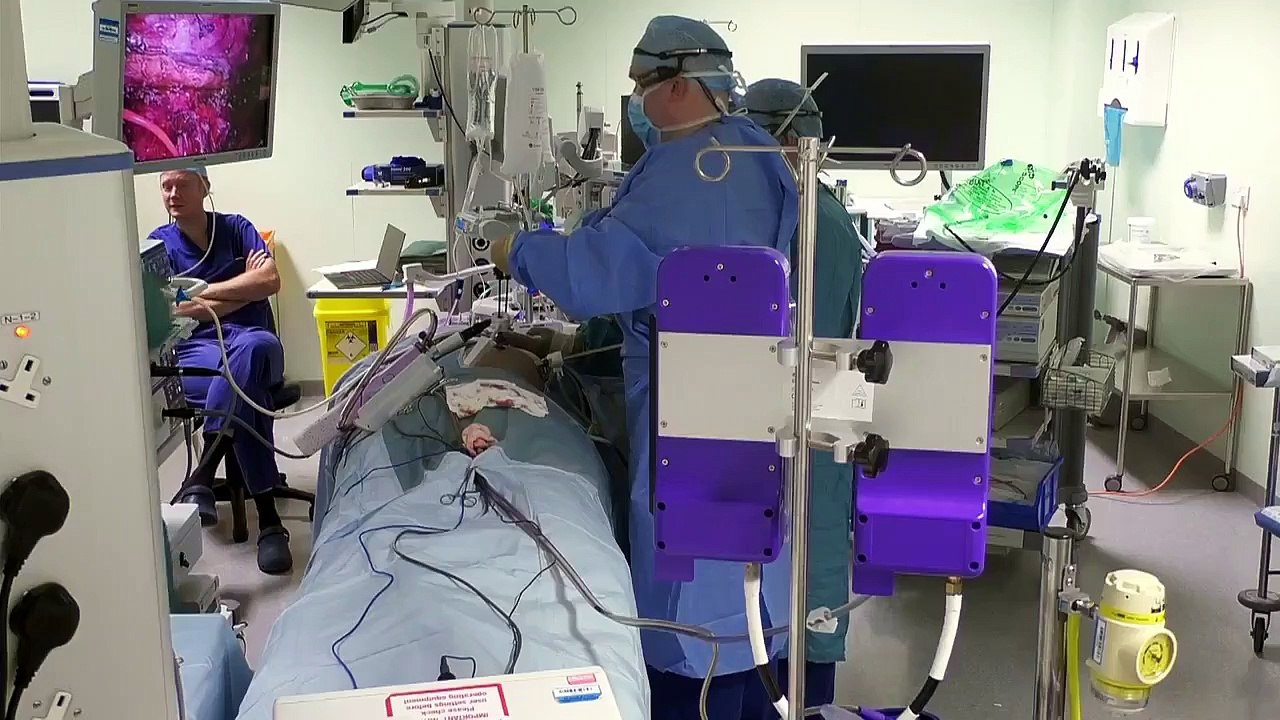 Surgeons - At the Edge of Life - Se2 - Ep04 - A New Beginning HD Watch HD Deutsch