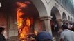 Estudiantes peruanos queman la puerta de una universidad como protesta