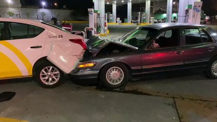 Dos conductores chocaron en una gasolinera en colonia Los Altos de Tlaquepaque