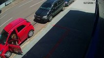 Impressionante: Veja o momento em que motociclista atinge carro estacionado na Rua Erechim