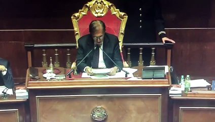 Berlusconi torna al Senato: "E' nato il mio nipotino" - Video