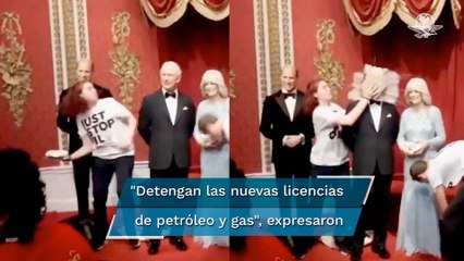 Activistas lanzan pasteles contra la figura de cera del rey Carlos III