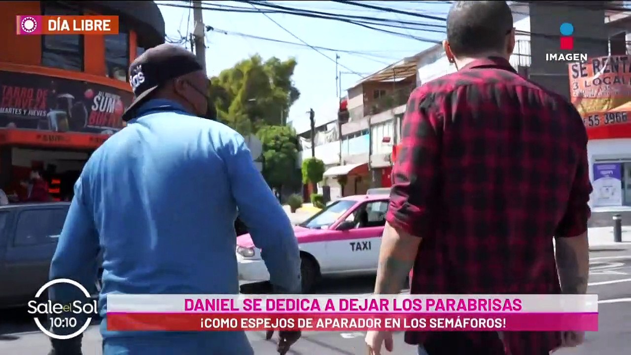 Día libre a Daniel, limpia parabrisas en semáforos de CDMX