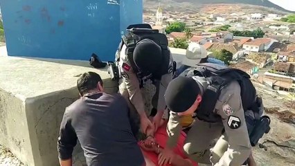 Policiais militares evitam que homem se jogue do alto da Pedra do Cruzeiro, em Teixeira