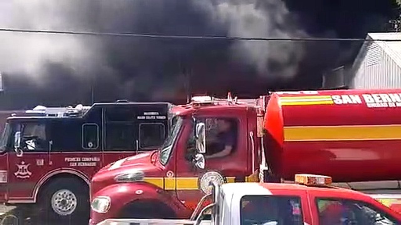 Bomberos combaten gran incendio en bodega de pl...