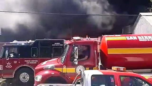 Bomberos combaten gran incendio en bodega de plásticos en San Bernardo