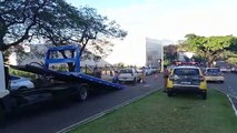 Colisão termina com carro capotado em frente a supermercado de Umuarama