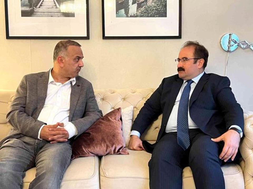 Frankfurt Başkonsolosu Tunçer'den FETÖ yandaşlarının saldırısına uğrayan gazeteciye geçmiş olsun ziyaretiBaşkonsolos Tunçer: "Bu olay ciddiye...