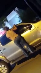 Mujer sorprendió a su pareja con la amante haciendo "cositas" en el carro