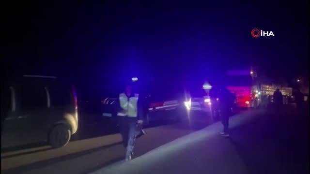 Son dakika haberleri... Kontrolden çıkan araç 2 tırla çarpıştı: 1 ölü, 1 yaralı