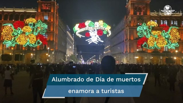 Se ilumina el Zócalo con catrinas y cempasúchil