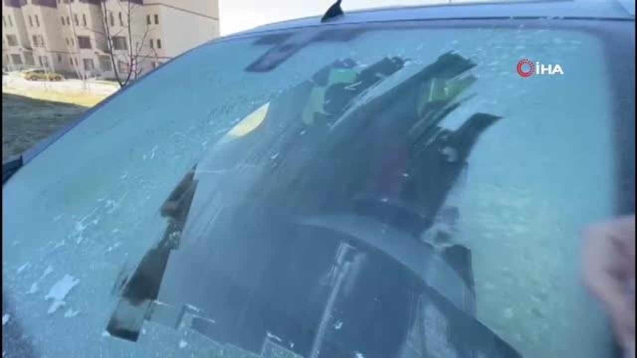 Kars genel haberleri... Kars eksi 8'i gördü, araçların camları buz tuttu