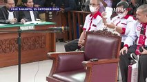 Saat Bharada Eliezer Bersimpuh dan Cium Tangan Orang Tua Brigadir J Sebelum Sidang