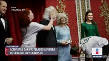 Activistas dan pastelazo a figura de cera del Rey Carlos III