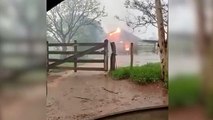 Vídeo: Queda de raio causa incêndio e destrói casa de madeira, no Mato Grosso do Sul