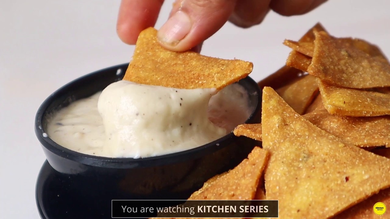 બાળકો ના મનપસંદ સ્વાદ સાથે ક્રિસ્પી નાચોઝ અને ચીઝ સોસ  | Homemade Nachos with Cheese Sauce