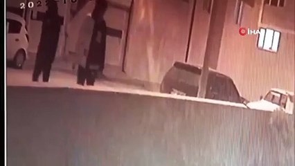 Balkonda asılı çamaşırları çaldılar