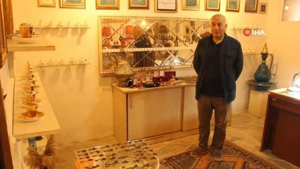 'Altın çatlatma' tekniğini çiniye uygulayarak mesleğe değer kattı