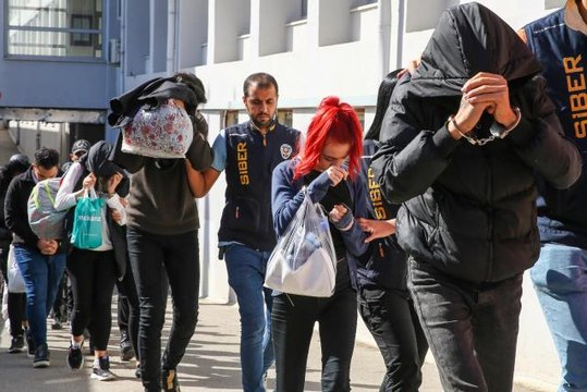 Adana haberleri... Adana merkezli dolandırıcılık operasyonunda 17 zanlı tutuklandı