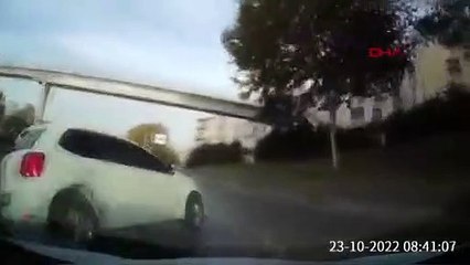 Feci kaza kamerada! Son anda sapağa girmek isteyince takla attı
