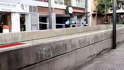 Agentes de la Policía Local junto al dispositivo de levantamiento del cadáver de un sin techo en Santa Cruz