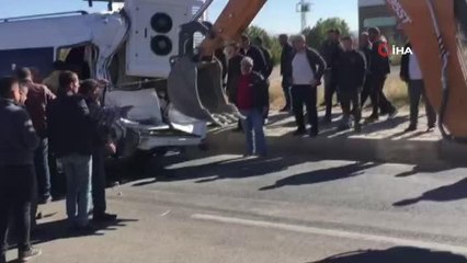 Son dakika haber... Kamyon ile minibüs çarpıştı: 11 yaralı