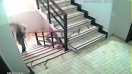 İstanbul'da kılıç ve satırla meslektaşı ile vatandaşları tehdit eden avukat yakalandı