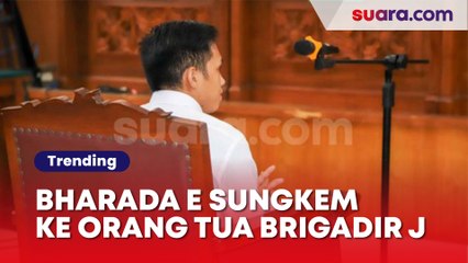 Bharada E Sungkem ke Kedua Orang Tua Brigadir J di Ruang Sidang
