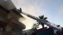 Marmaris’te apartta yangın çıktı, 14 kişi itfaiye ekipleri tarafından kurtarıldı