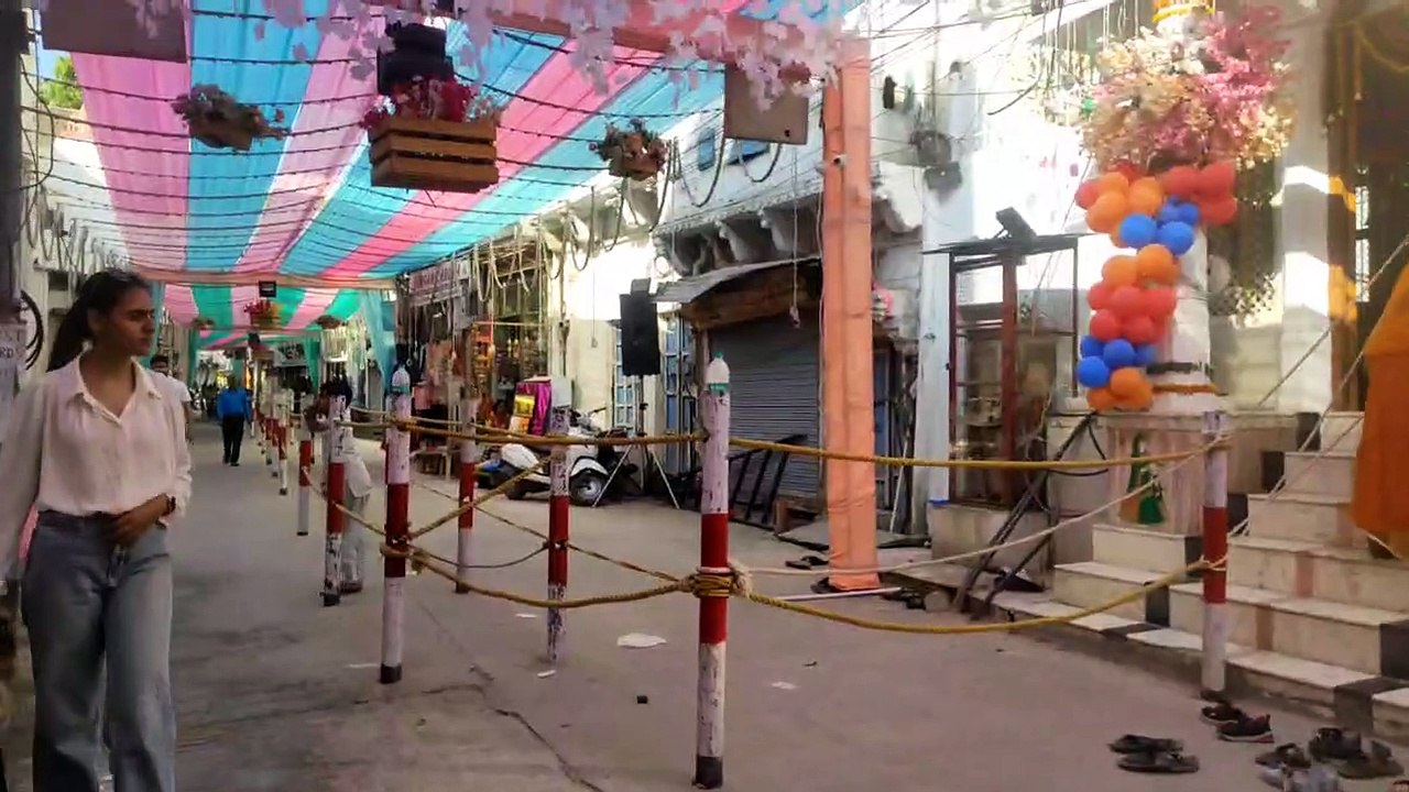 मंदिरों के बाहर पसरा रहा सन्नाटा