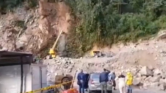De milagro se salvaron tres trabajadores que quedaron atrapados en un derrumbe en Santander