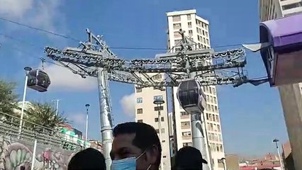 Denuncian que mineros cooperativistas tomaron la línea Morada del Teleférico que conecta La Paz - El Alto