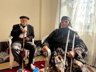 EV SAHİPLERİ TARAFINDAN KAPIDA BIRAKILAN YAŞLI ÇİFT, YENİ EVLERİNE KAVUŞTU