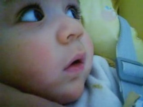 Yanis qui montre ses dents a 6 mois