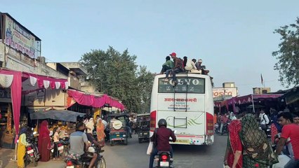 वाहनों में सवारियों को बसों की छतों पर बैठ कर जाना पड़ा