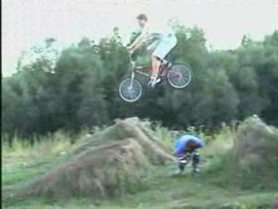 BMX Videos - BMXer Traps Balls in wheel