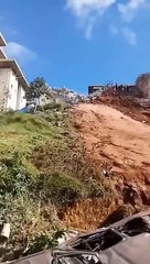 Un château d'eau roule sur des voitures après sa démolition ratée (Brésil)