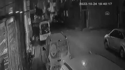 Sahipsiz köpekten kaçarken pikabın çarptığı çocuk ağır yaralandı