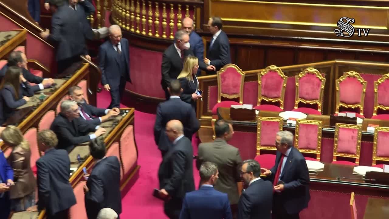 Governo, Meloni consegna il testo dell'intervento al Senato