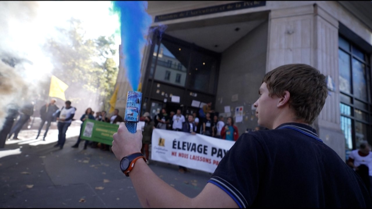 Des éleveurs de volaille investissent le ministère de l'Agriculture à Paris