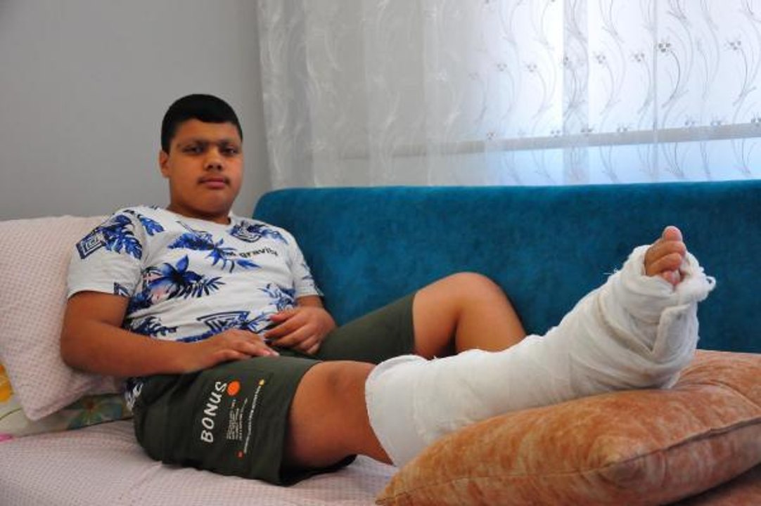 ÖĞRENCİSİNİN AYAĞINI KIRDIĞI İDDİA EDİLEN ÖĞRETMEN AÇIĞA ALINDI