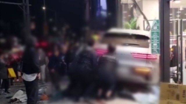 인도로 돌진한 SUV에 치여 60대 여성 사망 / YTN