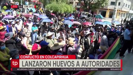 Arrojaron harina a funcionarios y tapian la Alcaldía de Colcapirhua exigiendo reubicación de la planta de agua