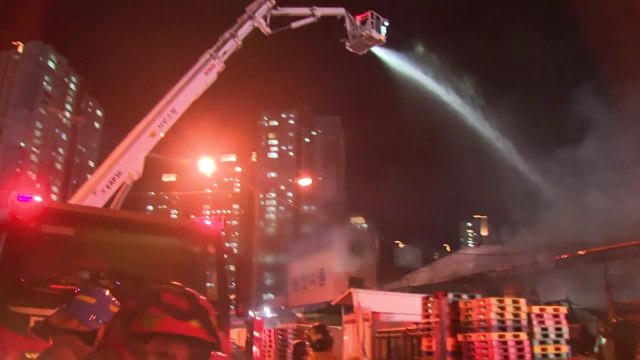 대구 농수산도매시장 큰불...3시간 반 만에 완진 / YTN