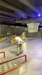 Cewek cantik main skateboard