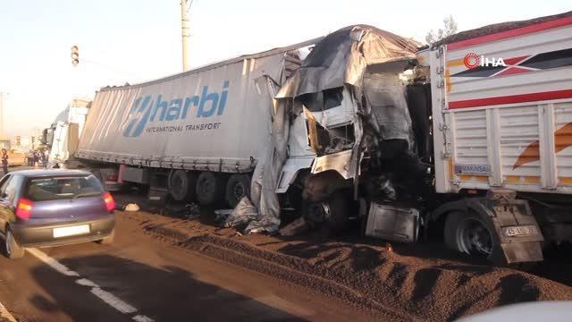 Son dakika 3. sayfa: Zincirleme kazada tonlarca ağırlıktaki kağıt rulolarının üzerine düştüğü otomobil, kağıt gibi ezildi