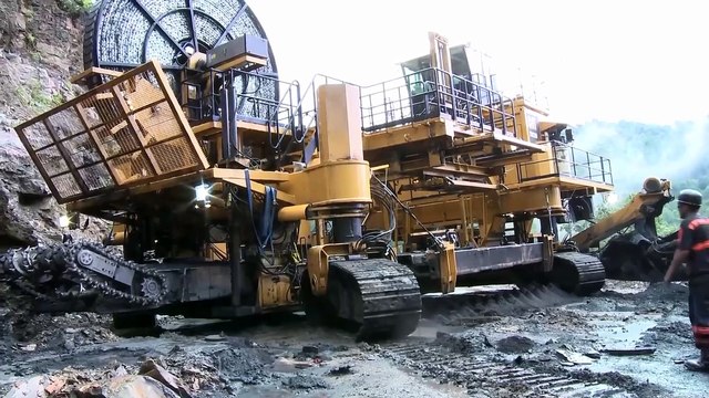 Inilah Mesin Dan Alat Berat Untuk Mempermudah Proses Pertambangan