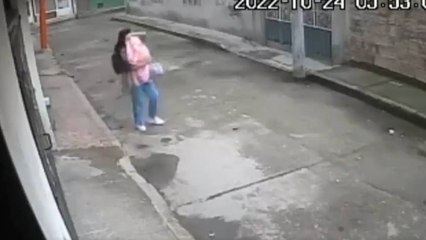 Cámaras captaron el impactante robo a una mujer con bebé en brazos en Kennedy