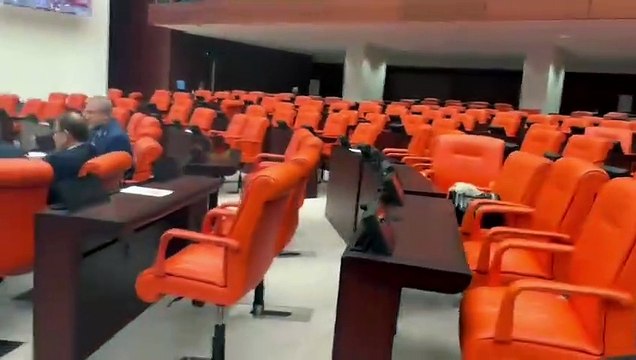 Torba kanun görüşmeleri sırasında boş kalan AKP sıraları, görüntülere böyle yansıdı